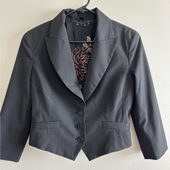 Bebe Vintage Blazer Black Pinstripe size 8 Cropped - Picture 1 of 15